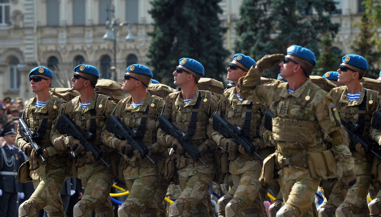 Парад ко Дню Независимости в Киеве: зрители скучали без военной техники, короткая речь Порошенко и очереди