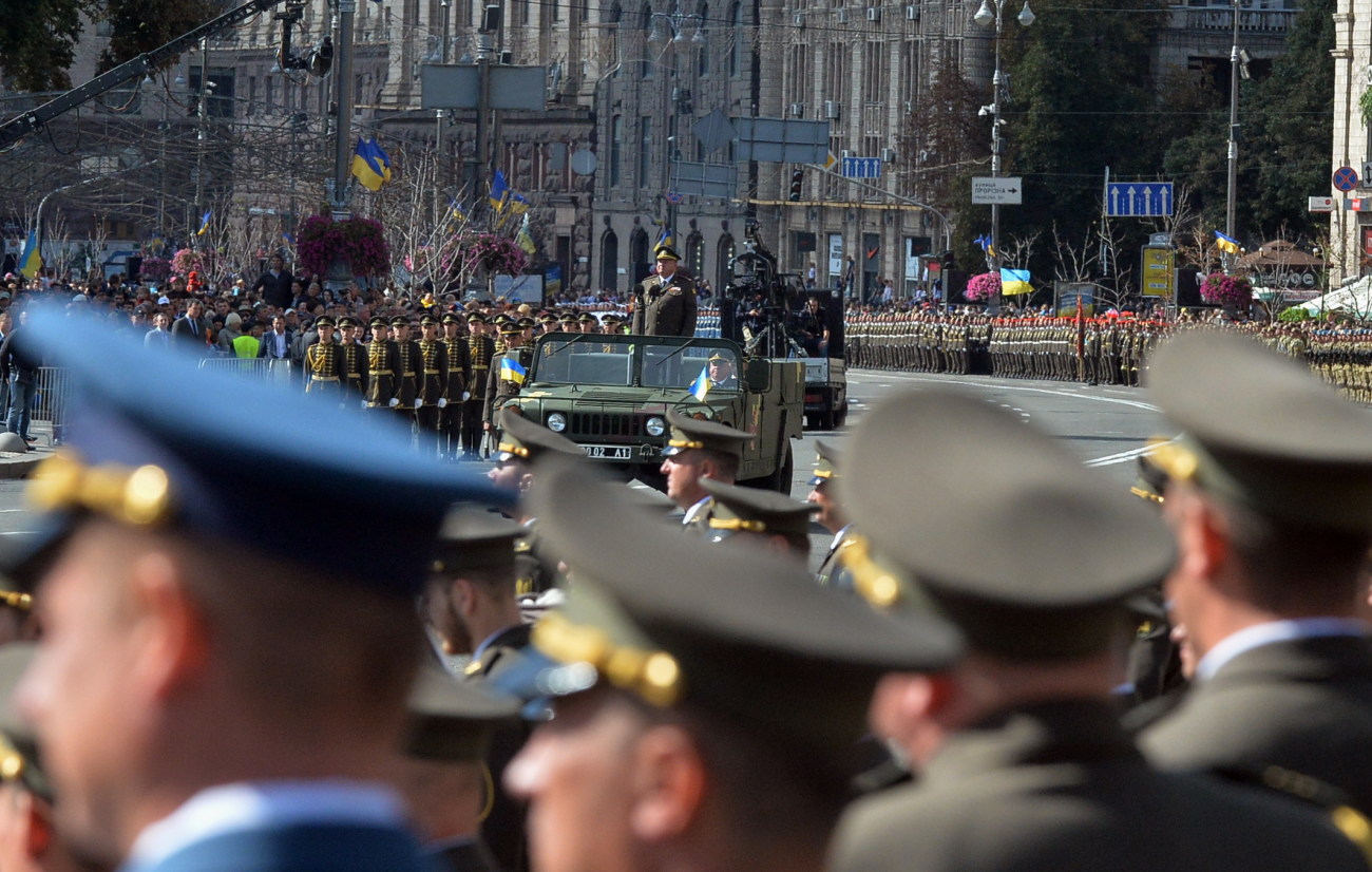 Парад ко Дню Независимости в Киеве: зрители скучали без военной техники, короткая речь Порошенко и очереди