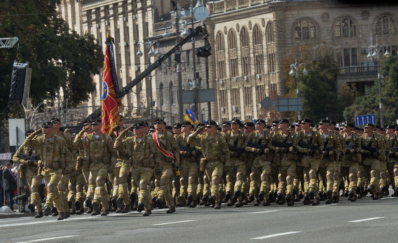 Парад ко Дню Независимости в Киеве: зрители скучали без военной техники, короткая речь Порошенко и очереди