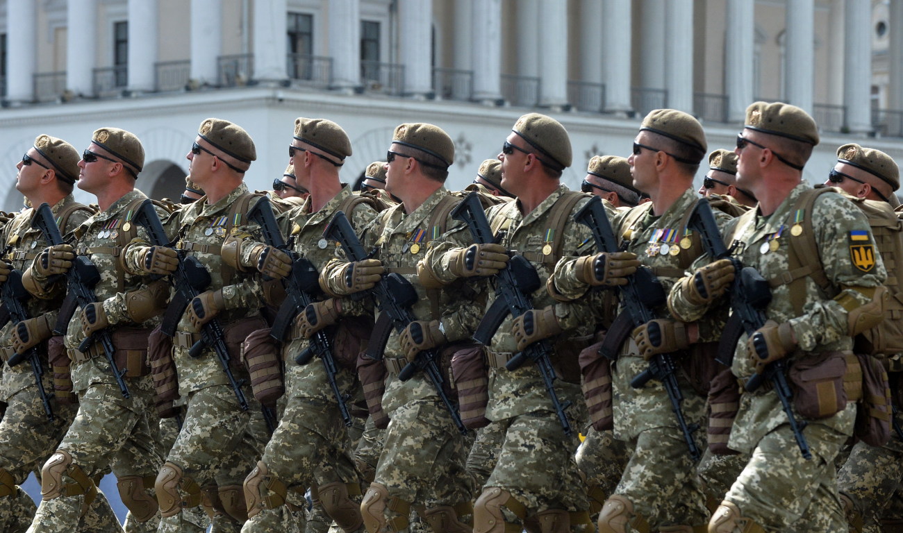 Парад ко Дню Независимости в Киеве: зрители скучали без военной техники, короткая речь Порошенко и очереди