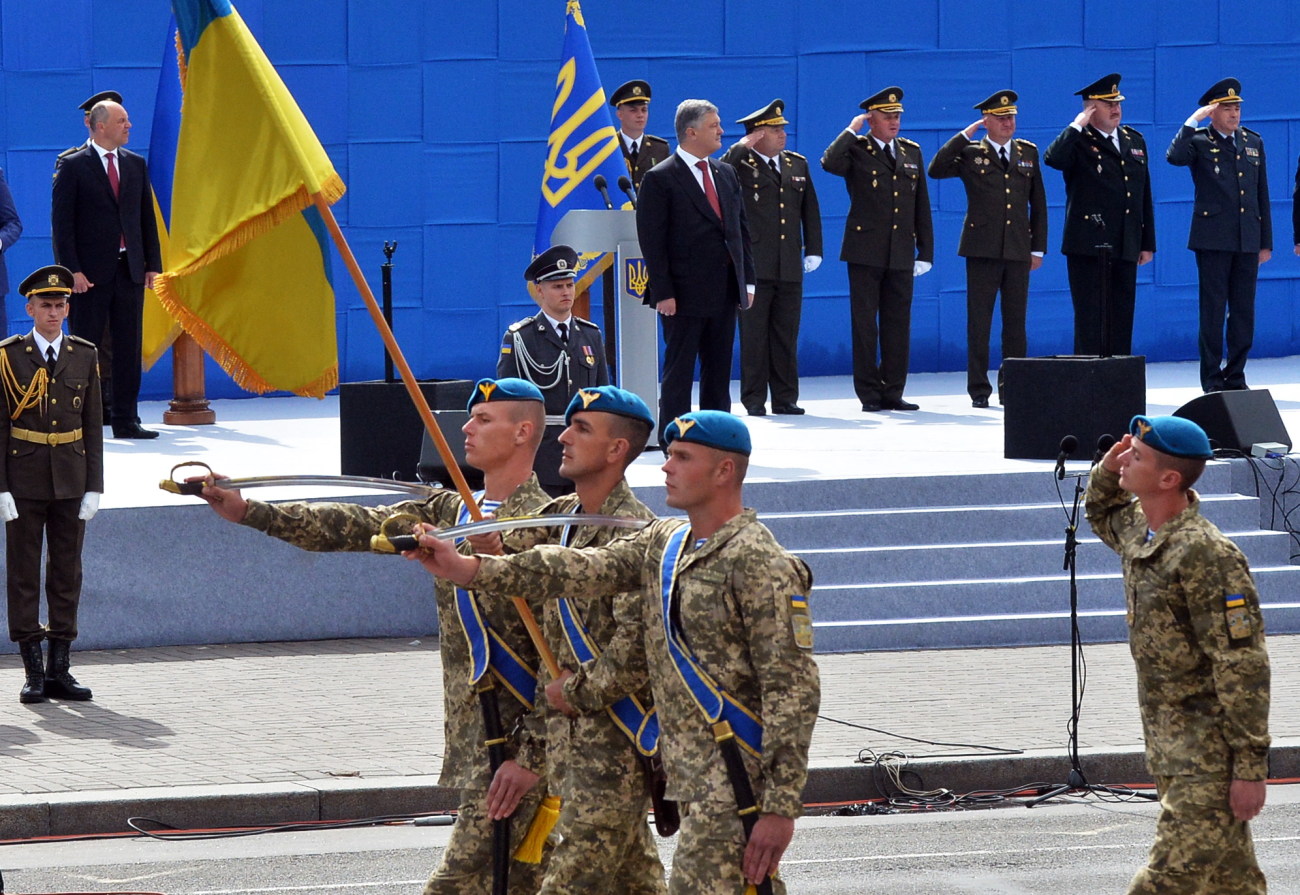 Парад ко Дню Независимости в Киеве: зрители скучали без военной техники, короткая речь Порошенко и очереди