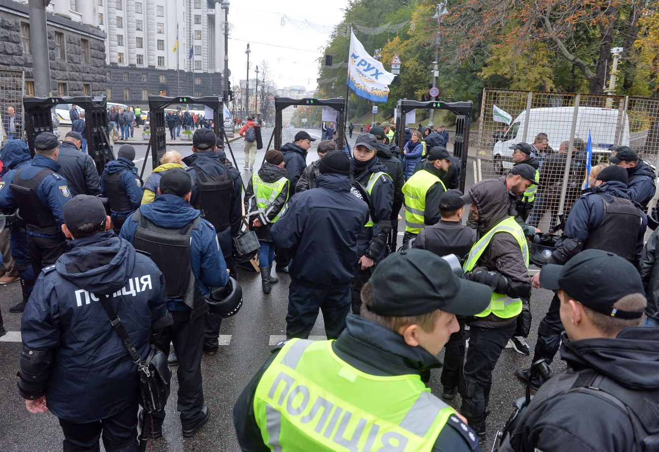 Под ВР опять заговорили о неприкосновенности: политические партии вышли на митинг