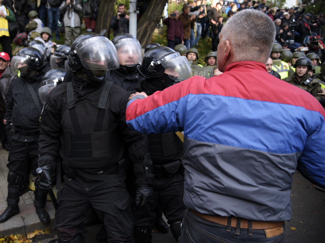 Столкновение под ВР: пострадали трое митингующих и один полицейский