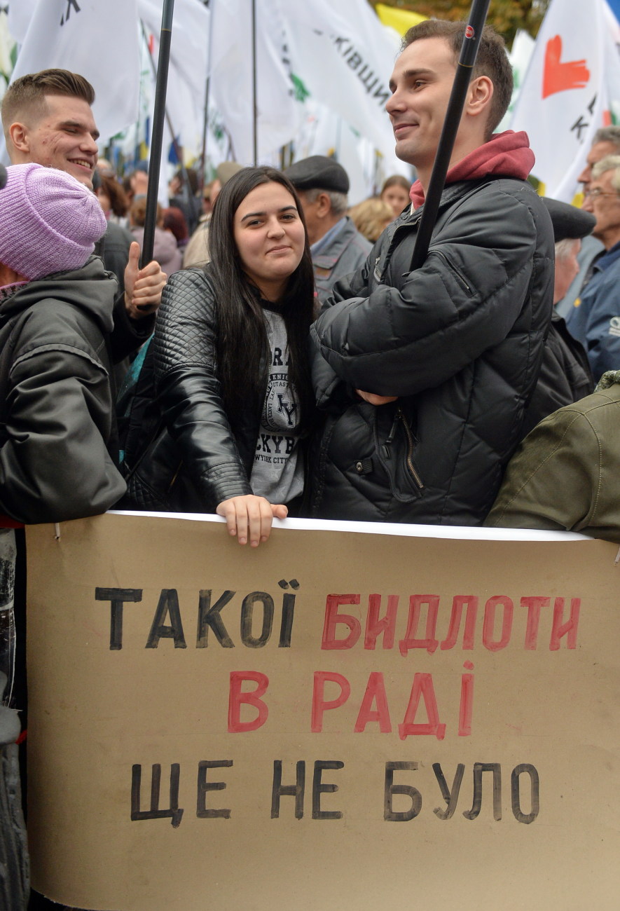 Под ВР опять заговорили о неприкосновенности: политические партии вышли на митинг