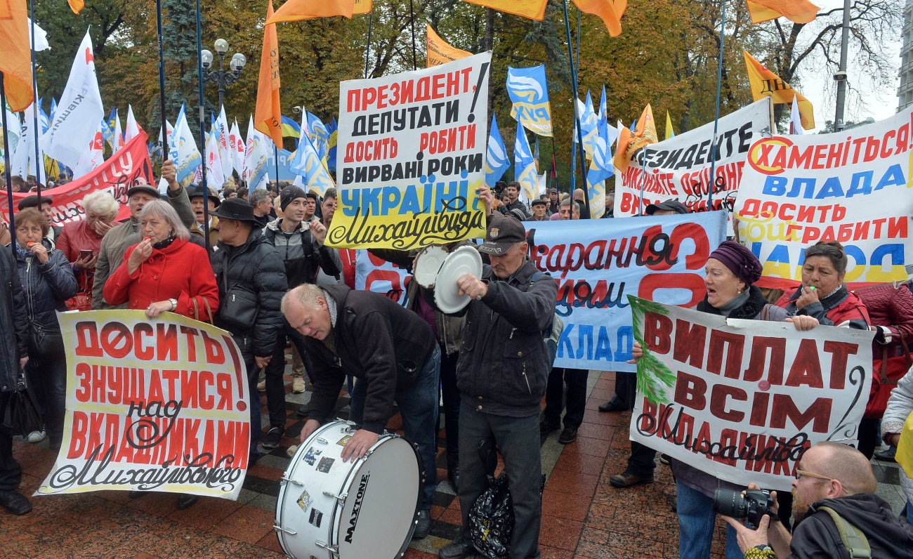 Под ВР опять заговорили о неприкосновенности: политические партии вышли на митинг