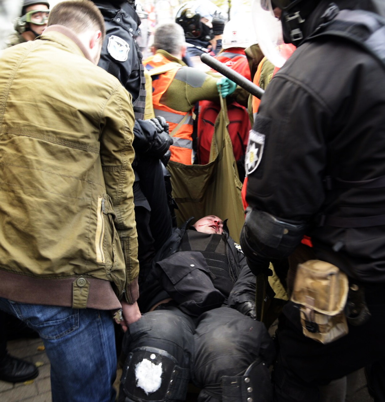 Столкновение под ВР: пострадали трое митингующих и один полицейский