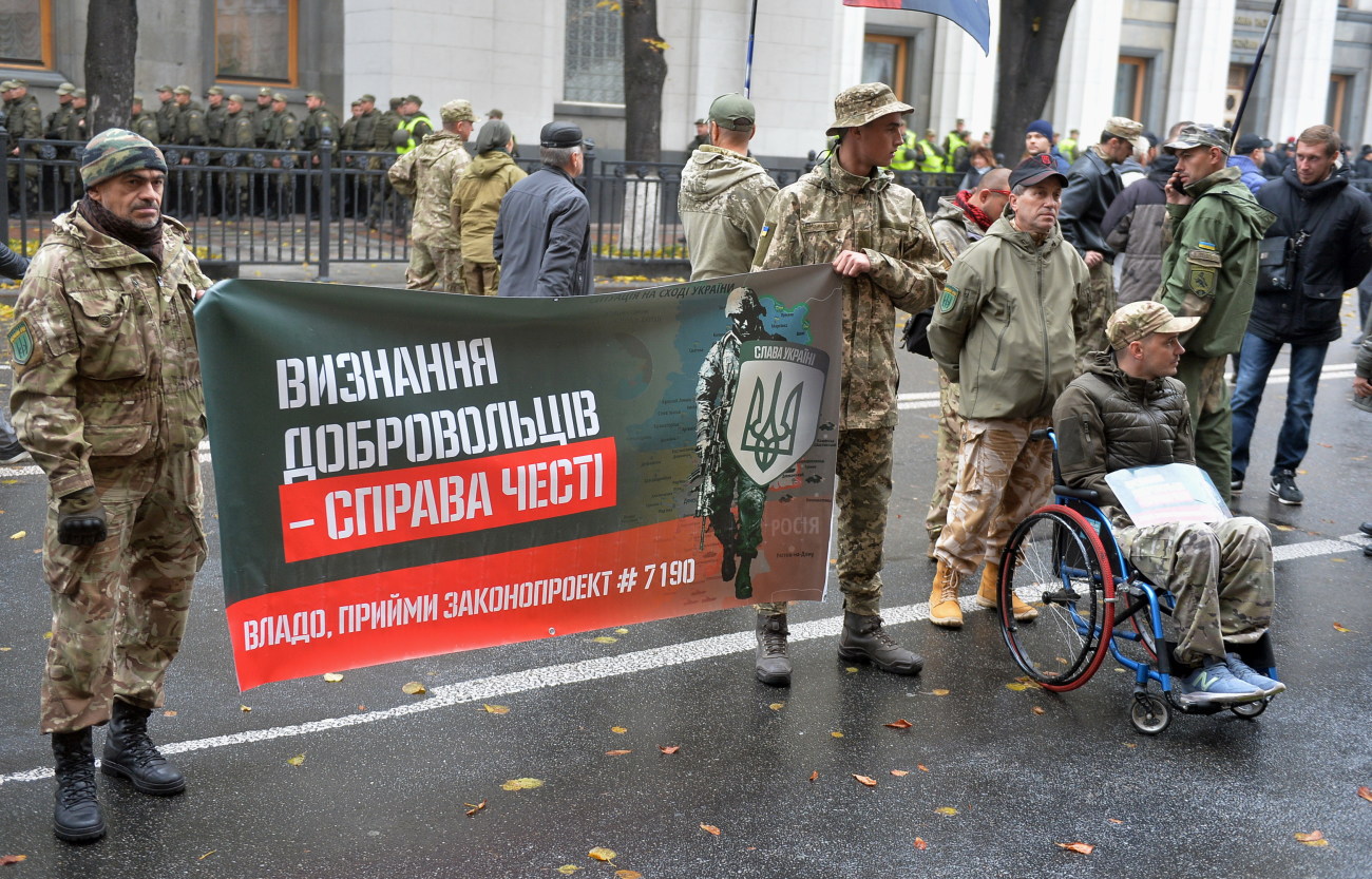 Под ВР опять заговорили о неприкосновенности: политические партии вышли на митинг