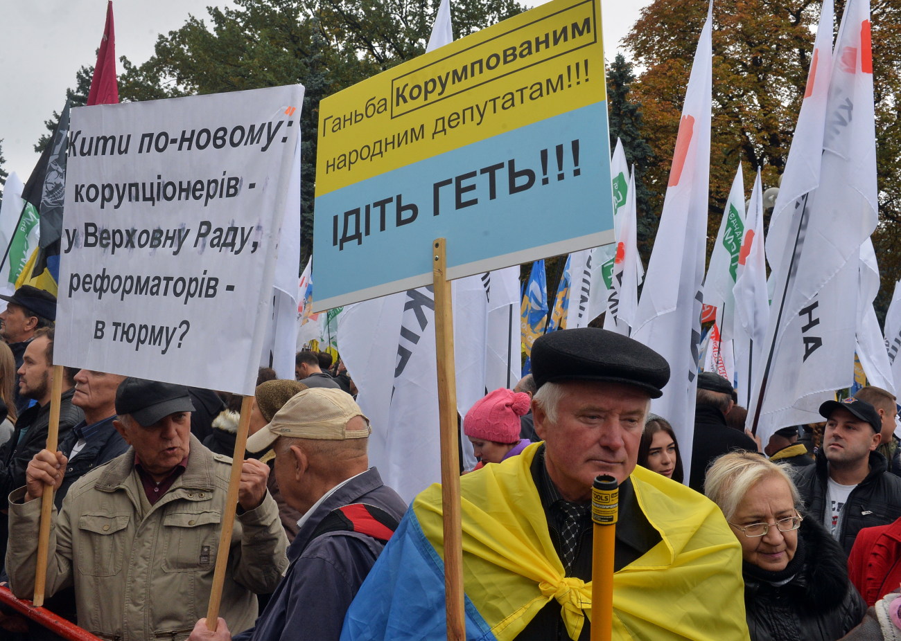 Под ВР опять заговорили о неприкосновенности: политические партии вышли на митинг