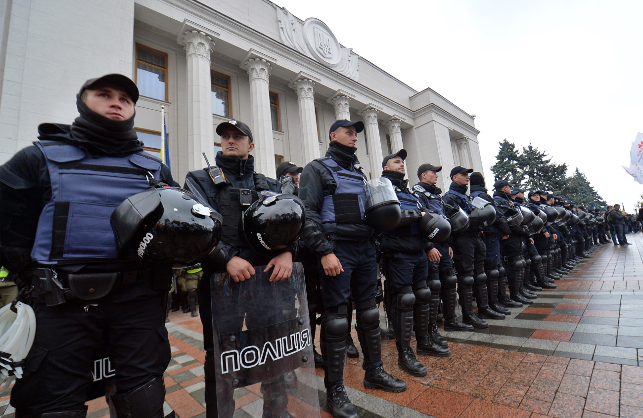 Под ВР опять заговорили о неприкосновенности: политические партии вышли на митинг