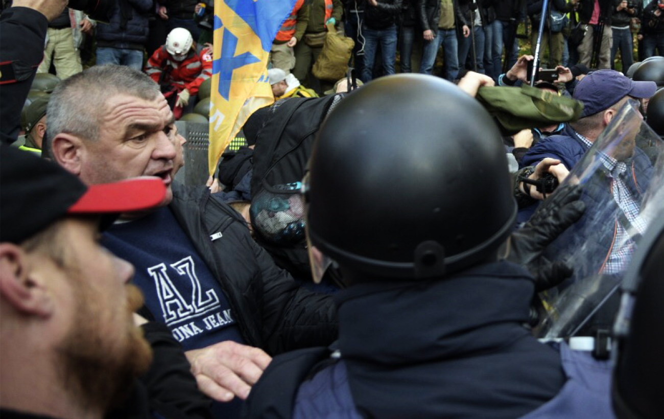 Столкновение под ВР: пострадали трое митингующих и один полицейский