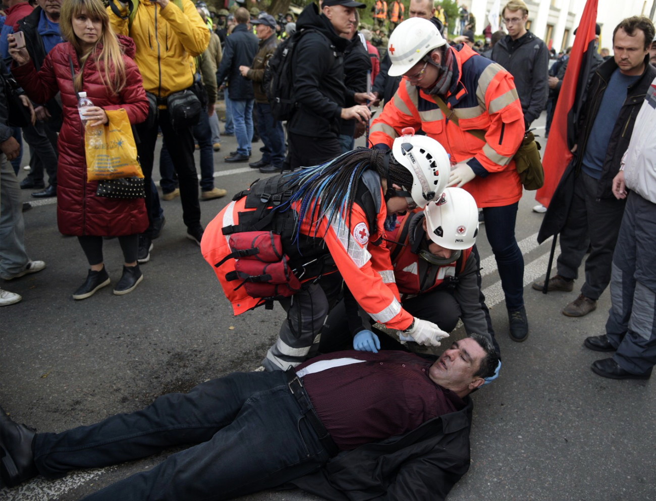 Столкновение под ВР: пострадали трое митингующих и один полицейский