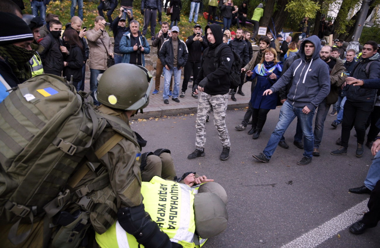 Столкновение под ВР: пострадали трое митингующих и один полицейский