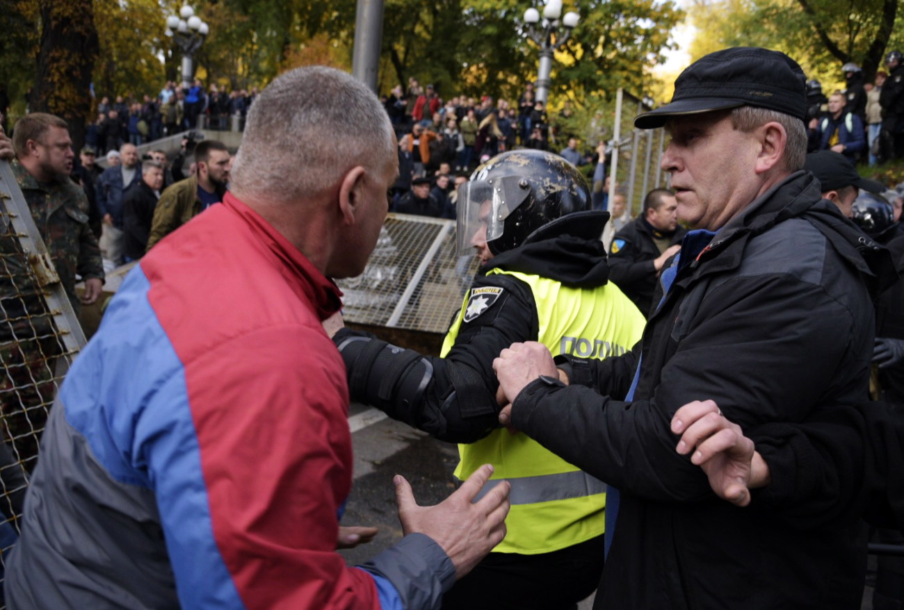 Столкновение под ВР: пострадали трое митингующих и один полицейский