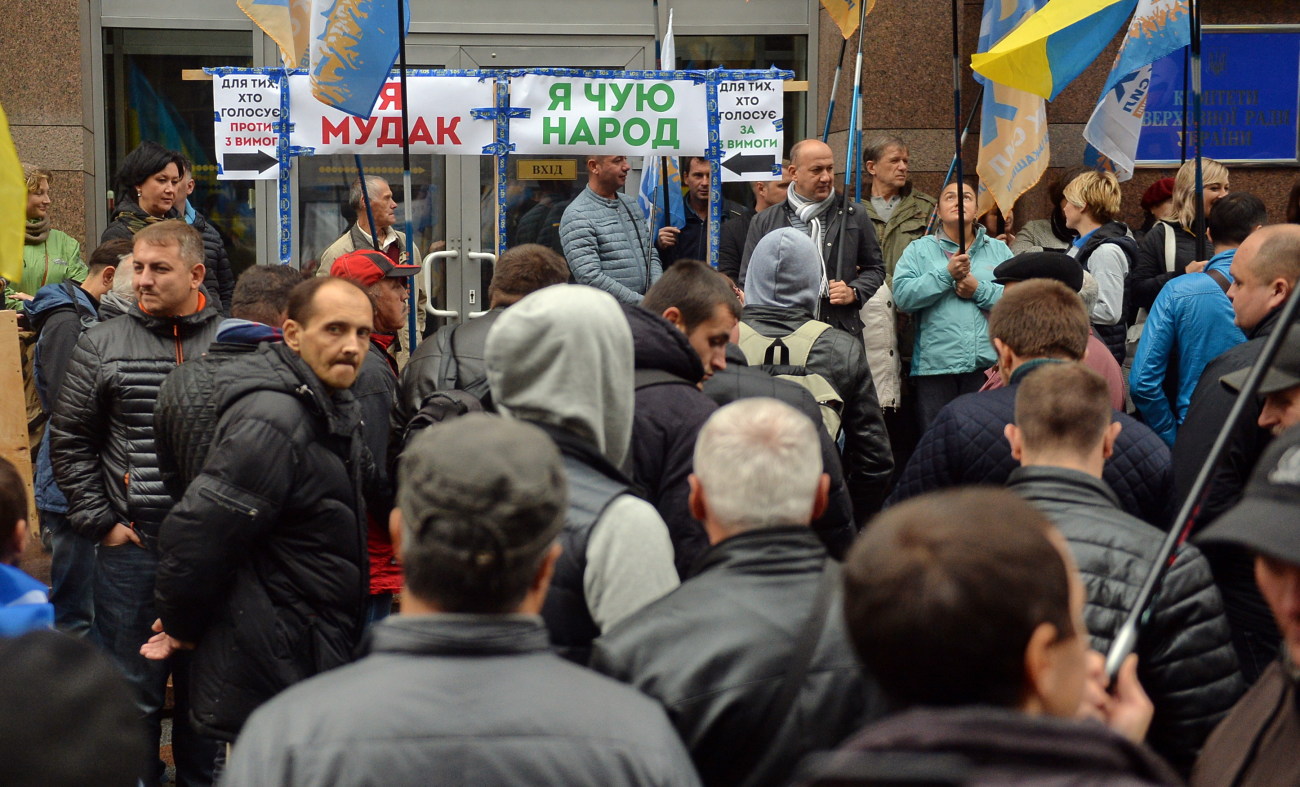 Под ВР опять заговорили о неприкосновенности: политические партии вышли на митинг