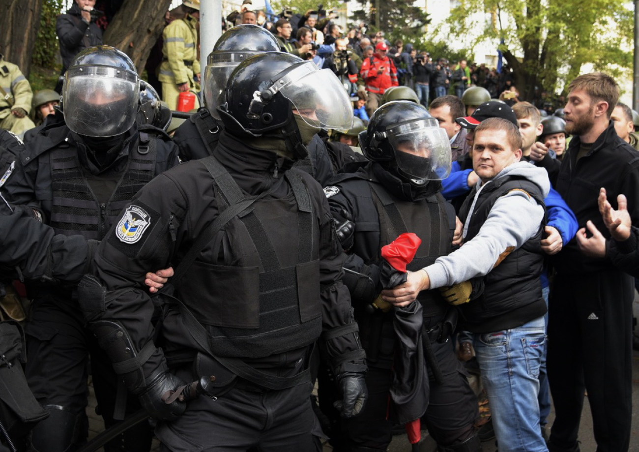 Столкновение под ВР: пострадали трое митингующих и один полицейский