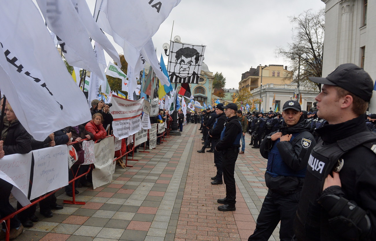 Под ВР опять заговорили о неприкосновенности: политические партии вышли на митинг