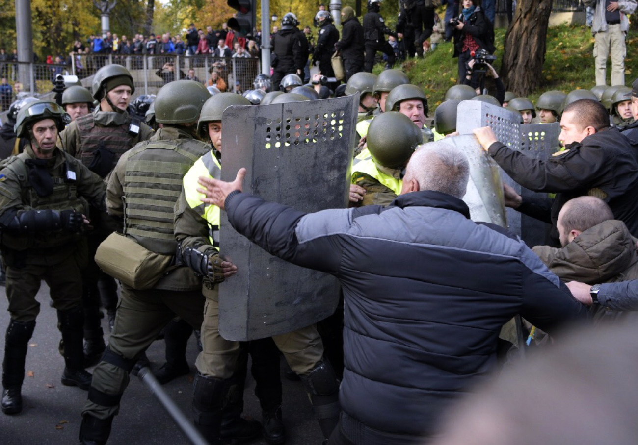 Столкновение под ВР: пострадали трое митингующих и один полицейский