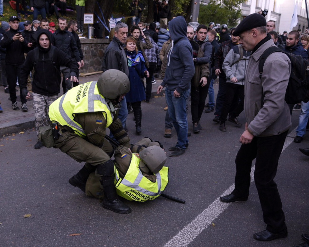 Столкновение под ВР: пострадали трое митингующих и один полицейский