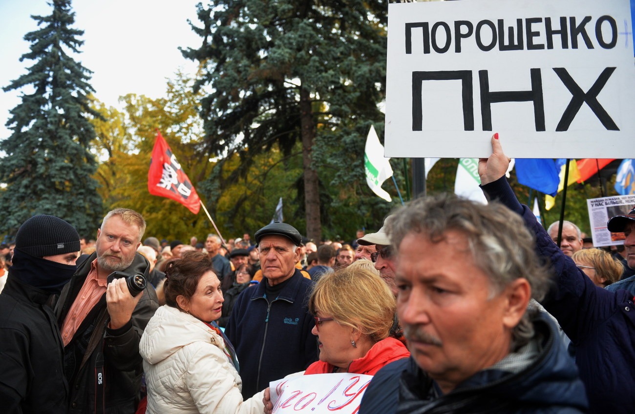 Под ВР опять заговорили о неприкосновенности: политические партии вышли на митинг