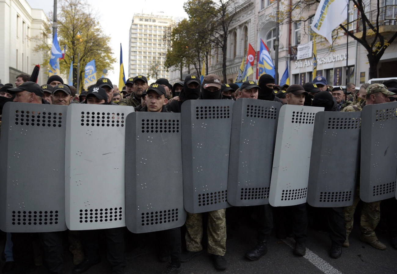 Столкновение под ВР: пострадали трое митингующих и один полицейский