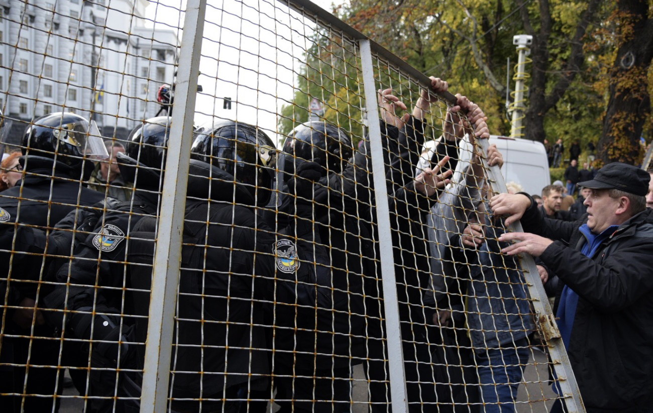 Столкновение под ВР: пострадали трое митингующих и один полицейский