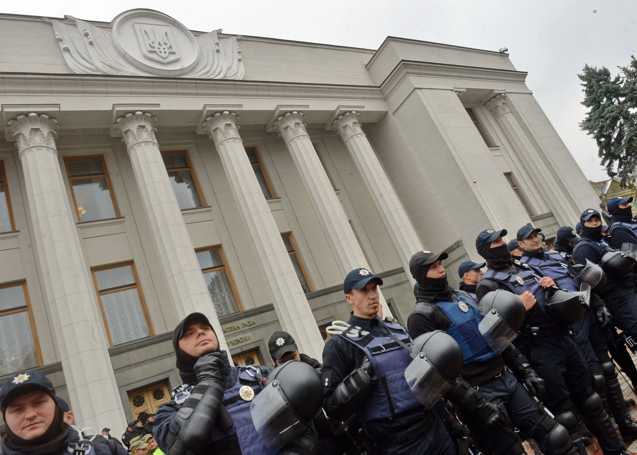 Под ВР опять заговорили о неприкосновенности: политические партии вышли на митинг