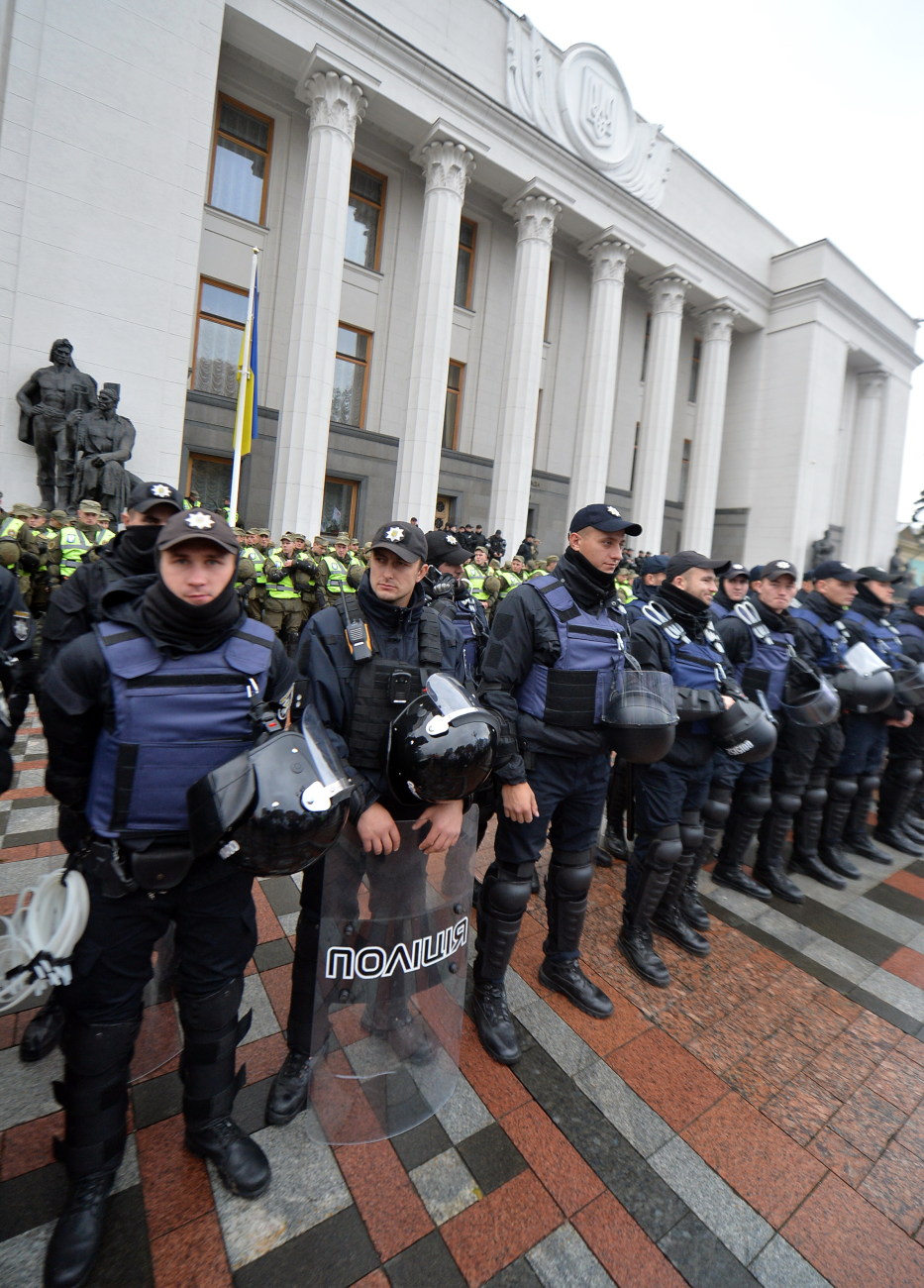 Под ВР опять заговорили о неприкосновенности: политические партии вышли на митинг