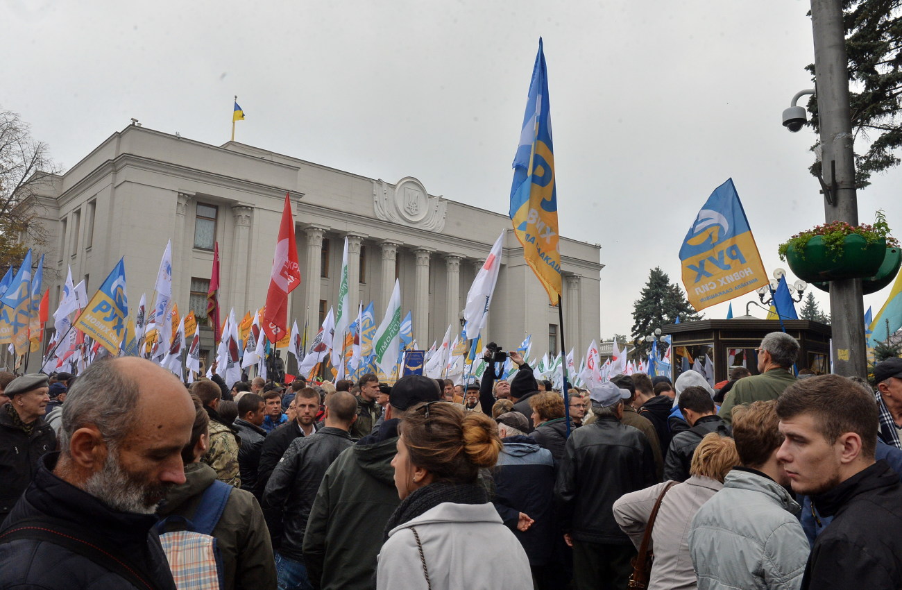 Под ВР опять заговорили о неприкосновенности: политические партии вышли на митинг