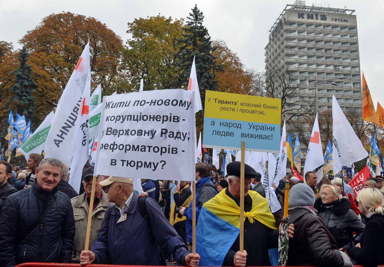 Под ВР опять заговорили о неприкосновенности: политические партии вышли на митинг