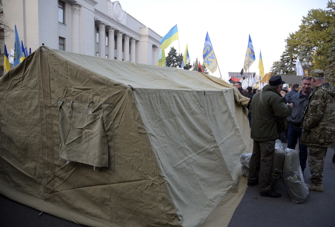 Столкновение под ВР: пострадали трое митингующих и один полицейский