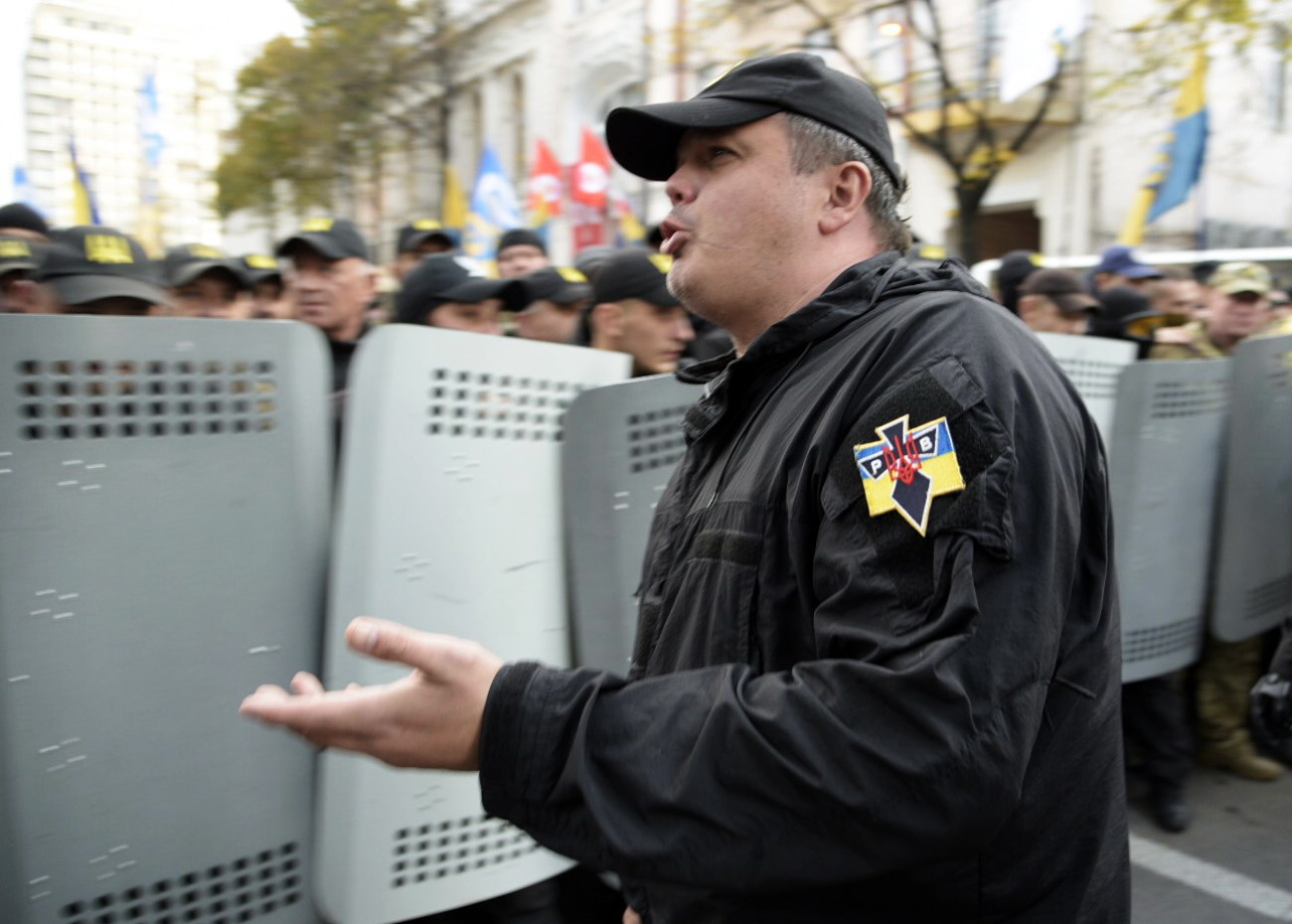 Столкновение под ВР: пострадали трое митингующих и один полицейский