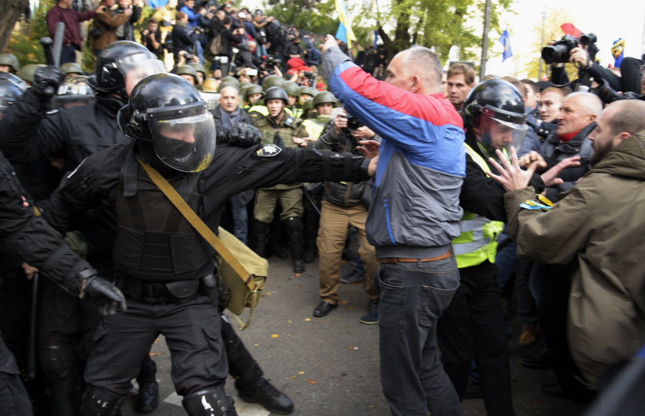 Столкновение под ВР: пострадали трое митингующих и один полицейский