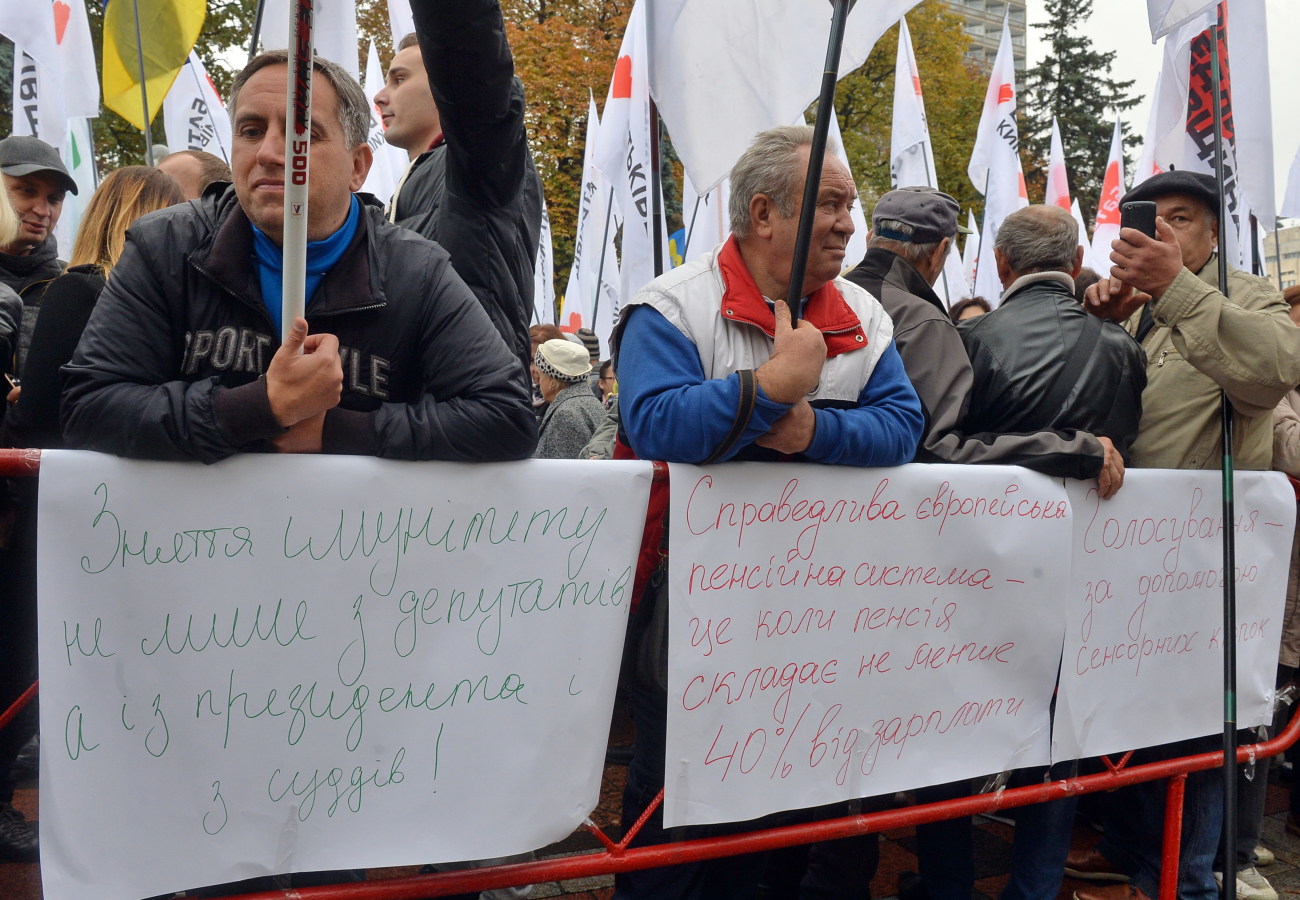 Под ВР опять заговорили о неприкосновенности: политические партии вышли на митинг