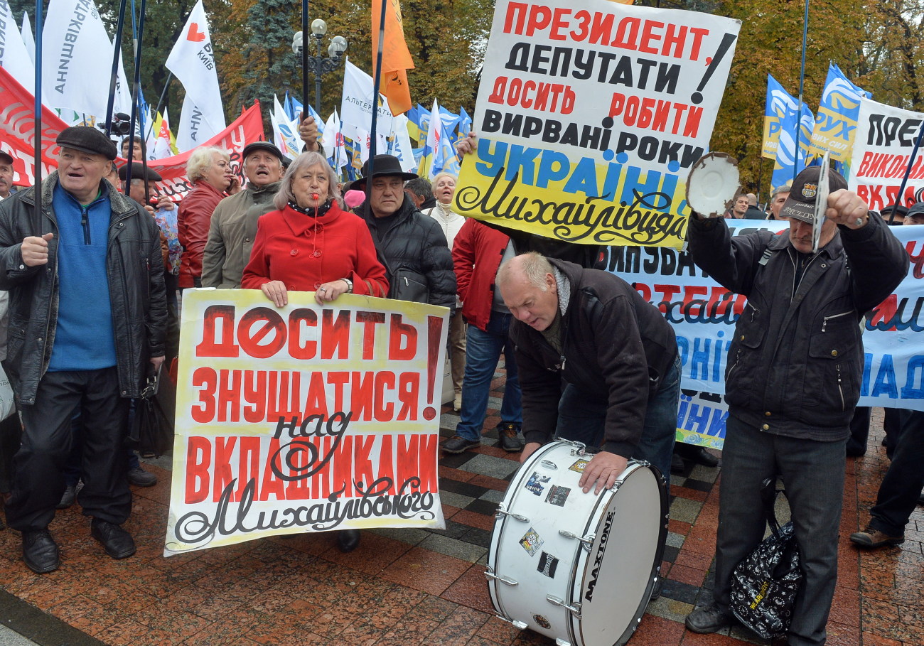 Под ВР опять заговорили о неприкосновенности: политические партии вышли на митинг