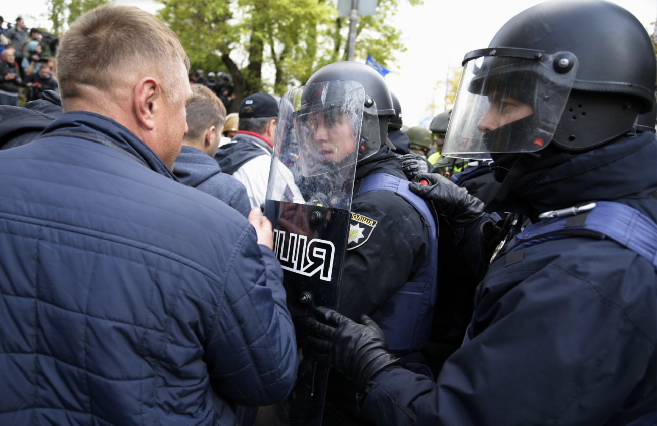 Столкновение под ВР: пострадали трое митингующих и один полицейский