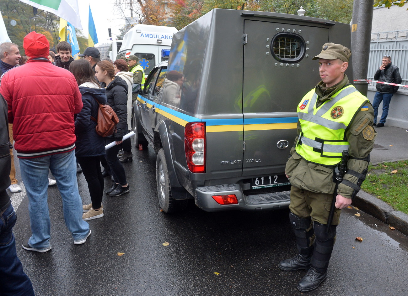 Под ВР опять заговорили о неприкосновенности: политические партии вышли на митинг