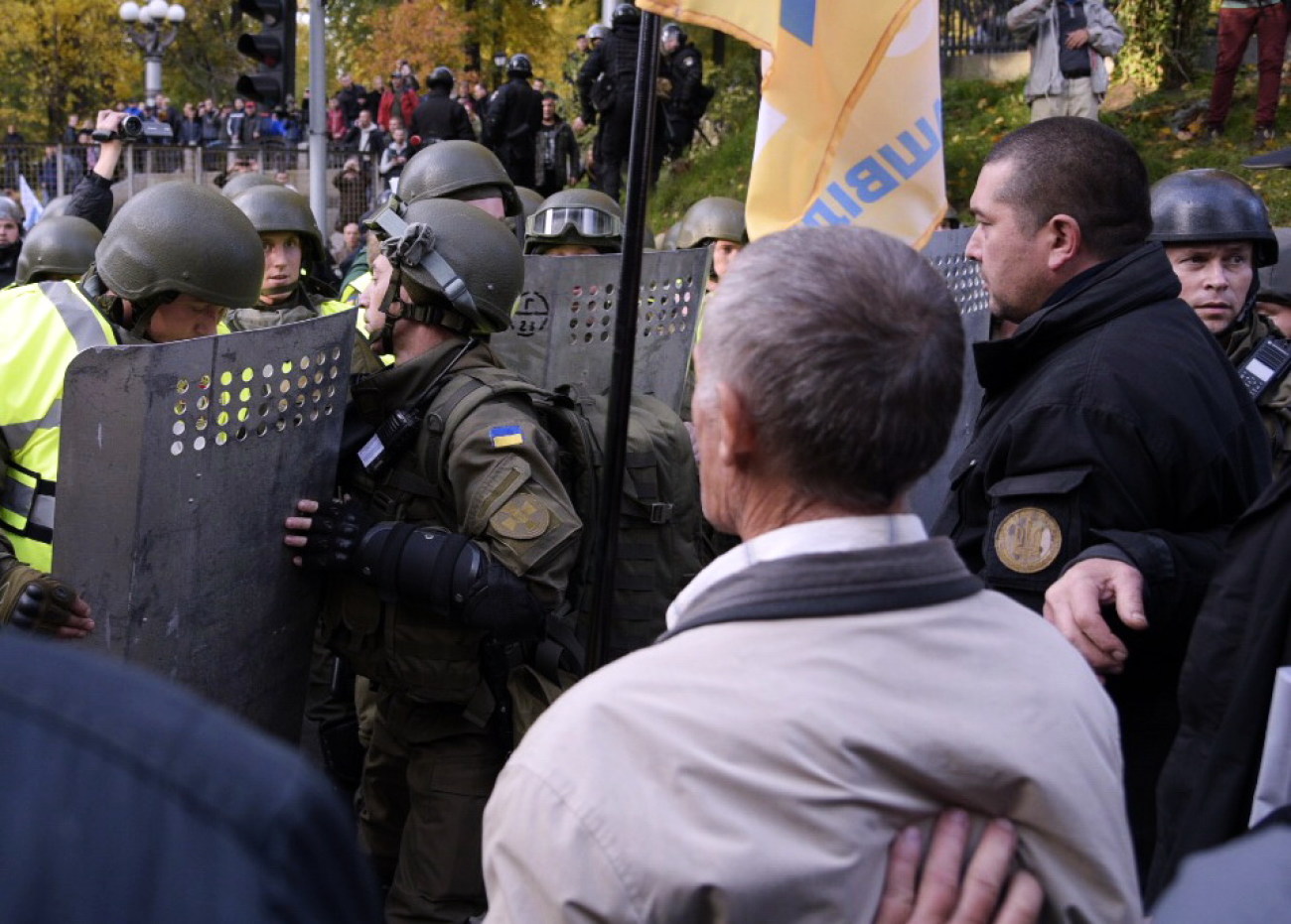 Столкновение под ВР: пострадали трое митингующих и один полицейский