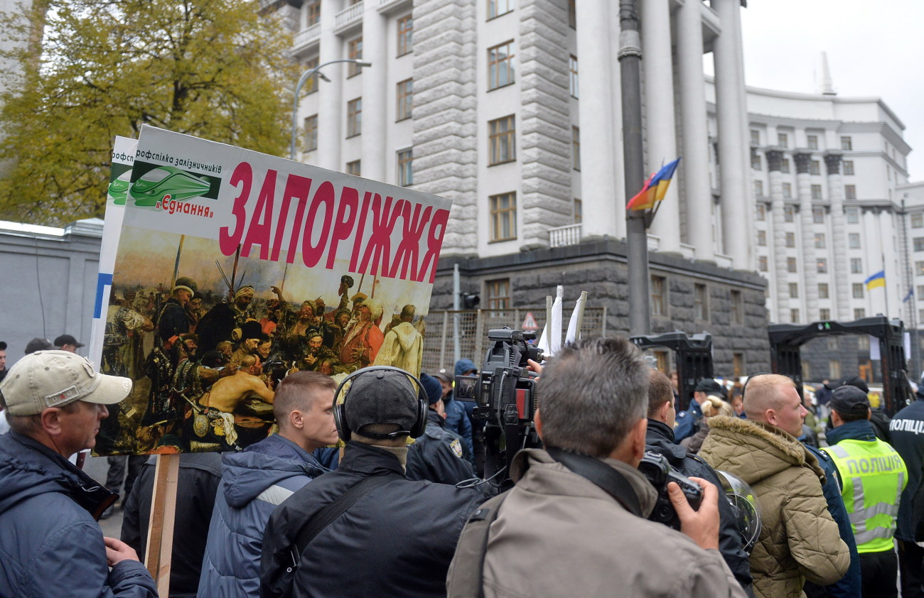 Под ВР опять заговорили о неприкосновенности: политические партии вышли на митинг