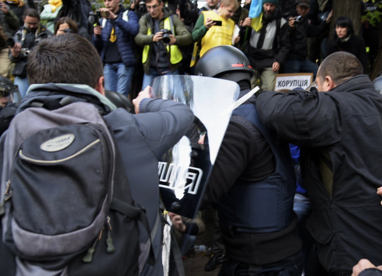 Столкновение под ВР: пострадали трое митингующих и один полицейский