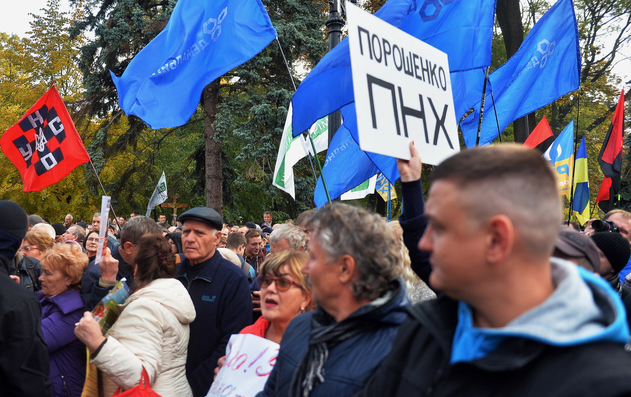 Под ВР опять заговорили о неприкосновенности: политические партии вышли на митинг