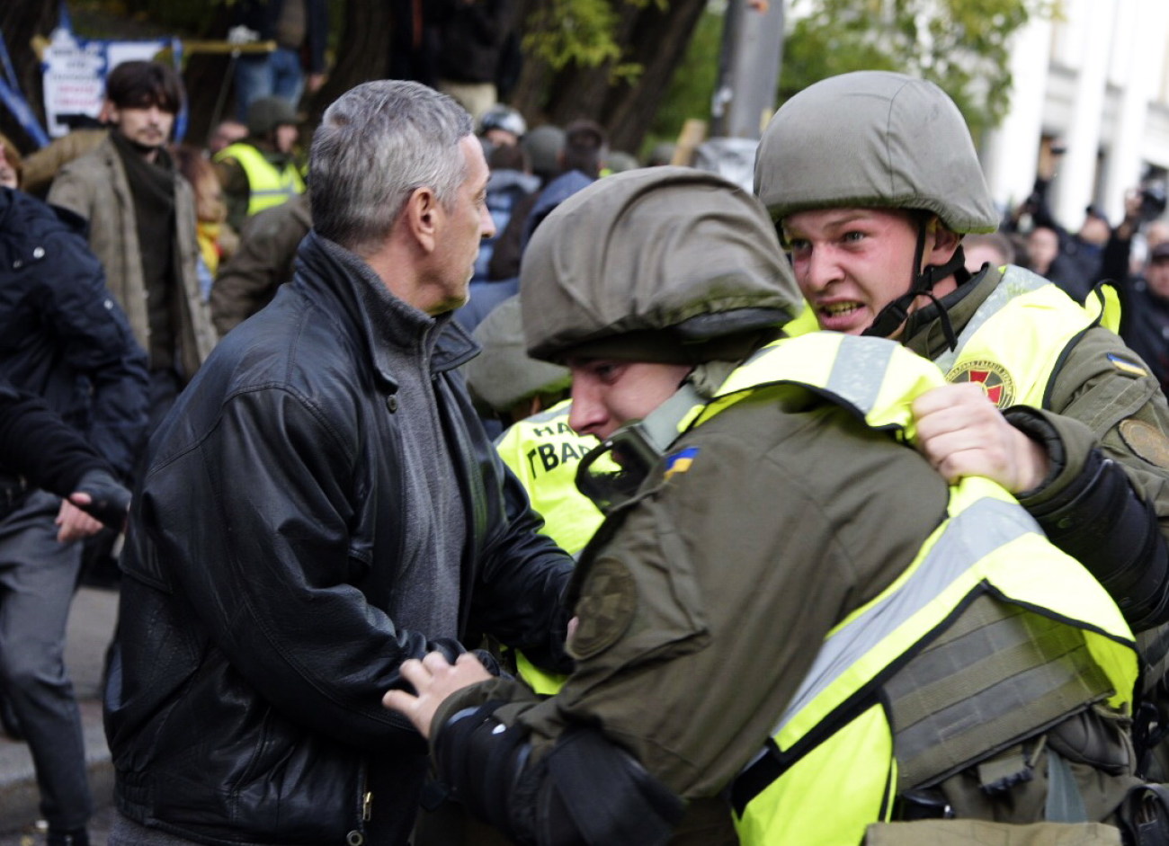 Столкновение под ВР: пострадали трое митингующих и один полицейский