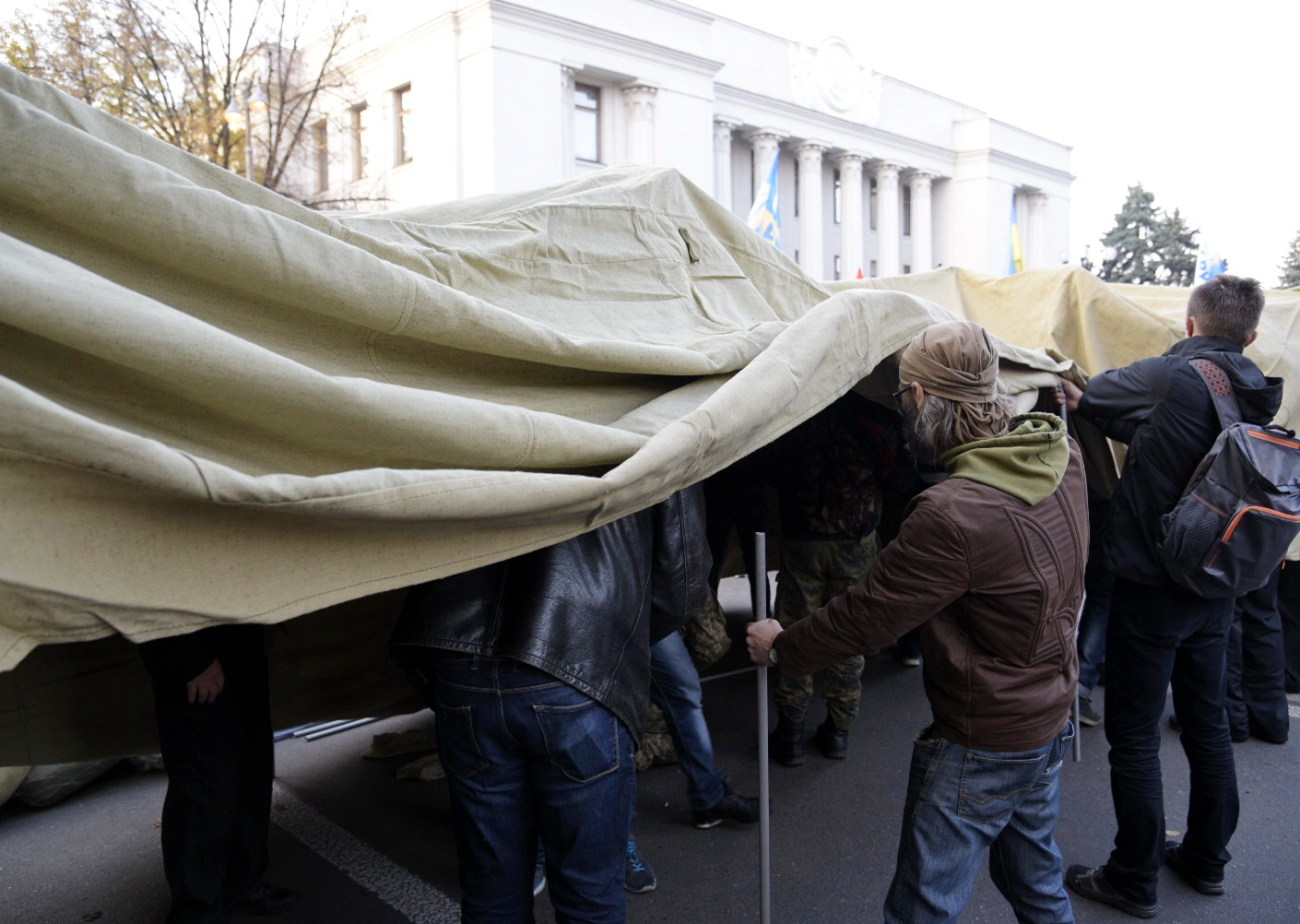 Столкновение под ВР: пострадали трое митингующих и один полицейский