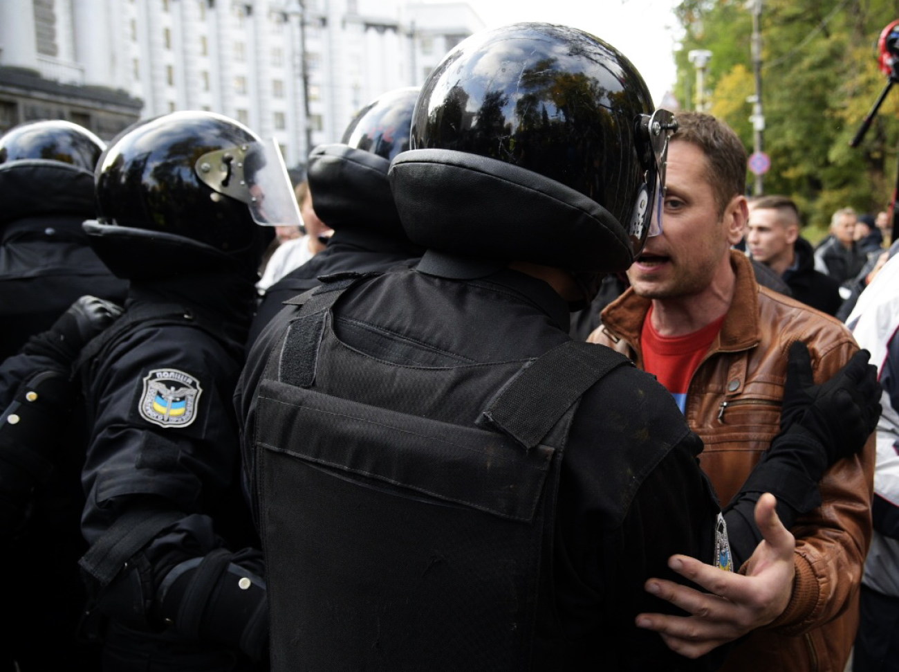 Столкновение под ВР: пострадали трое митингующих и один полицейский