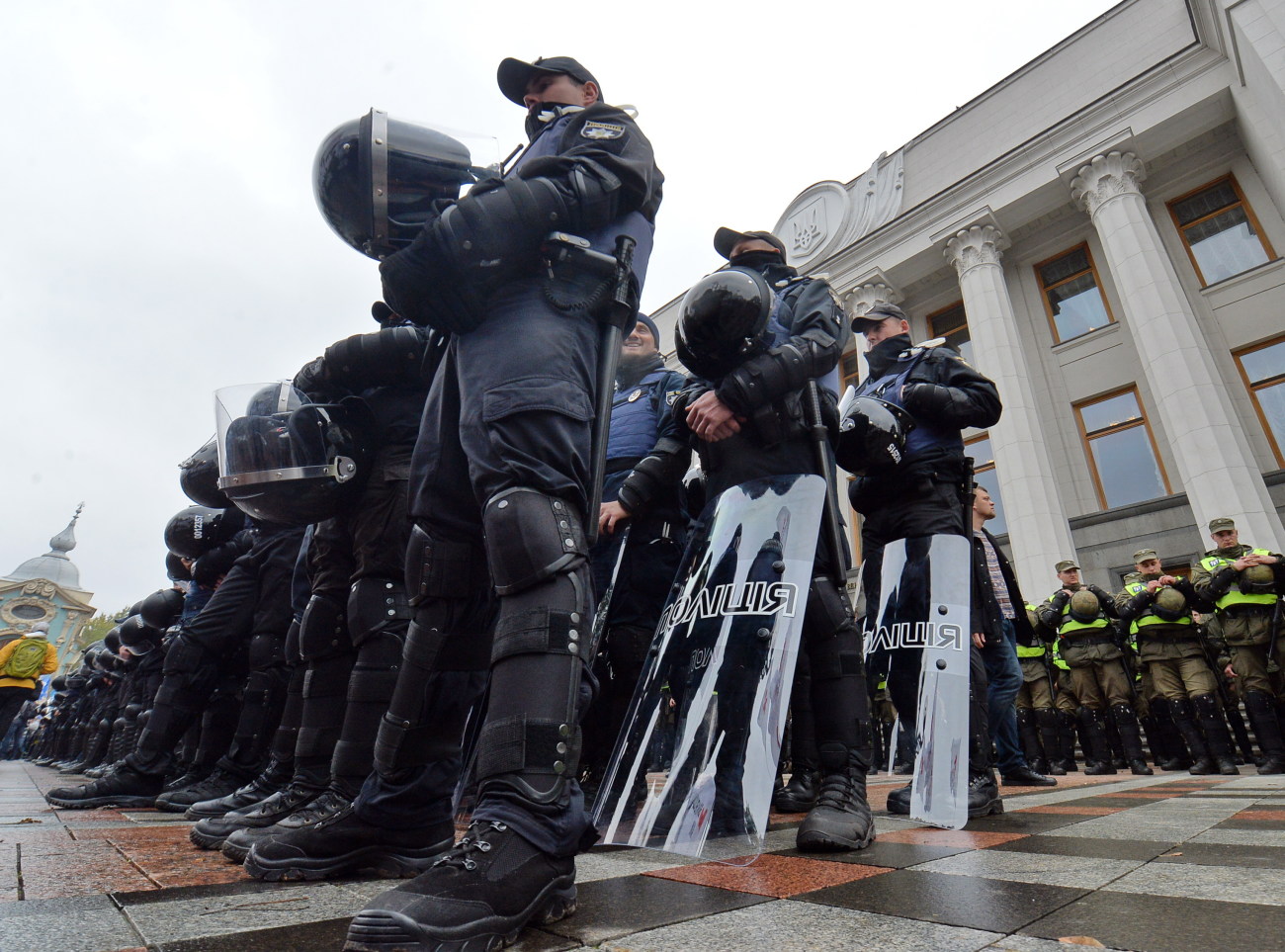 Под ВР опять заговорили о неприкосновенности: политические партии вышли на митинг