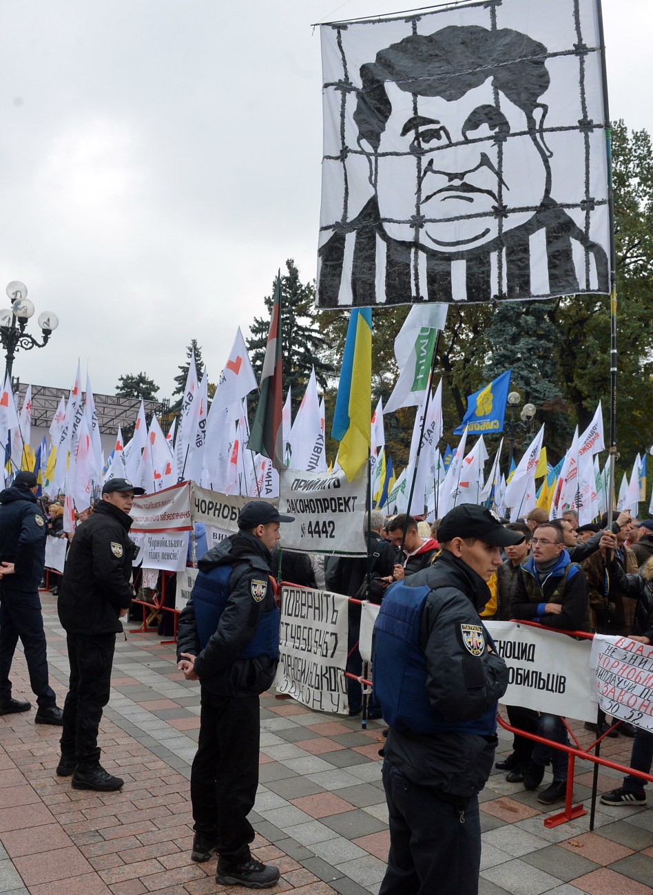 Под ВР опять заговорили о неприкосновенности: политические партии вышли на митинг