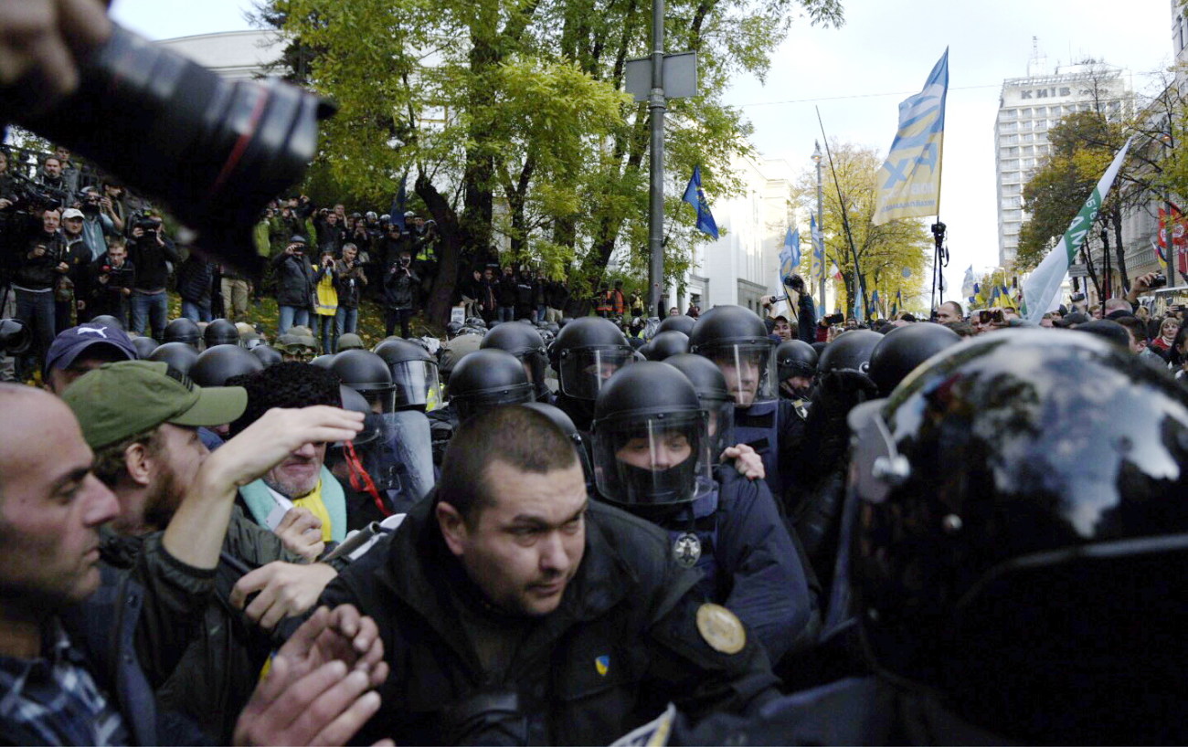 Столкновение под ВР: пострадали трое митингующих и один полицейский