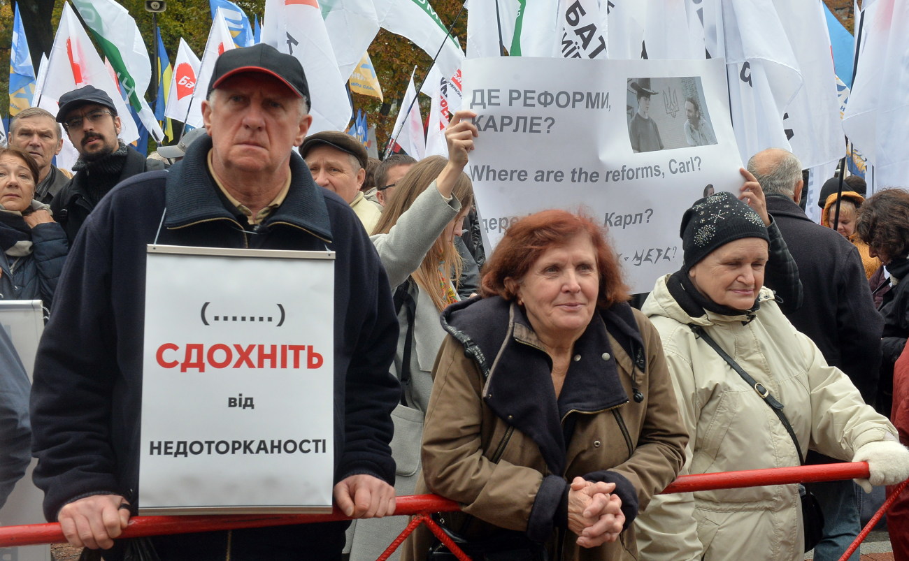 Под ВР опять заговорили о неприкосновенности: политические партии вышли на митинг