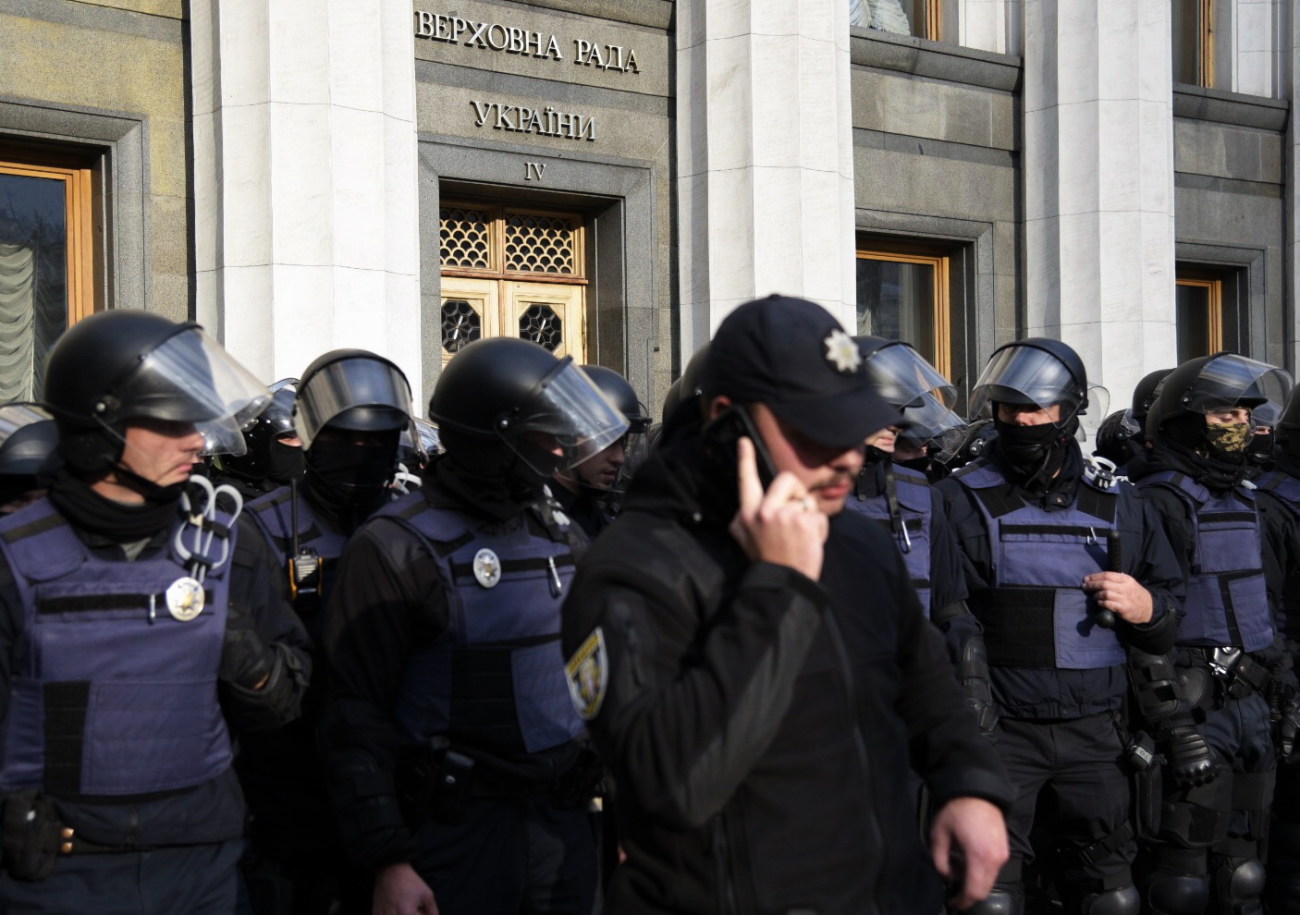 Столкновение под ВР: пострадали трое митингующих и один полицейский