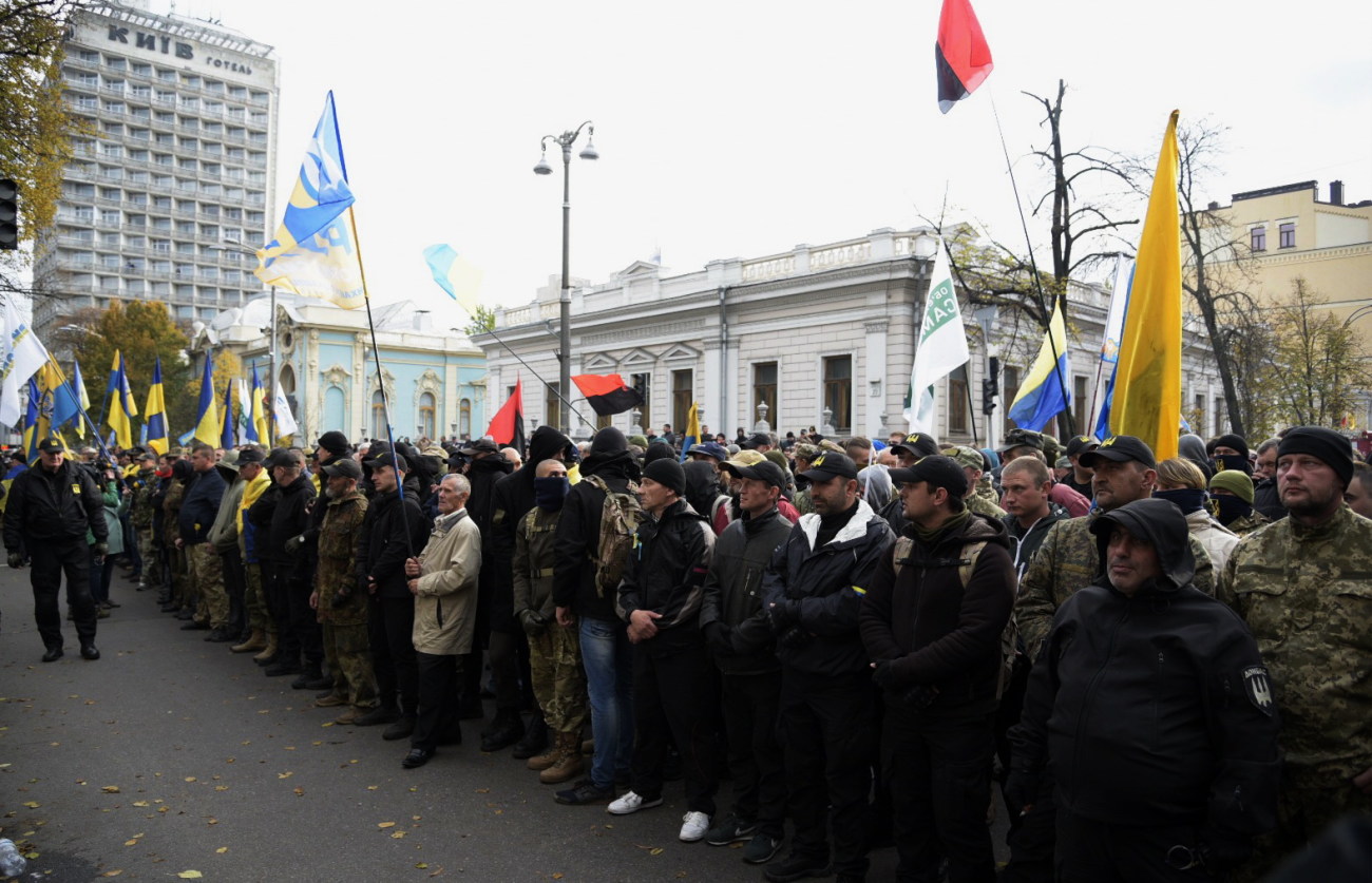 Столкновение под ВР: пострадали трое митингующих и один полицейский