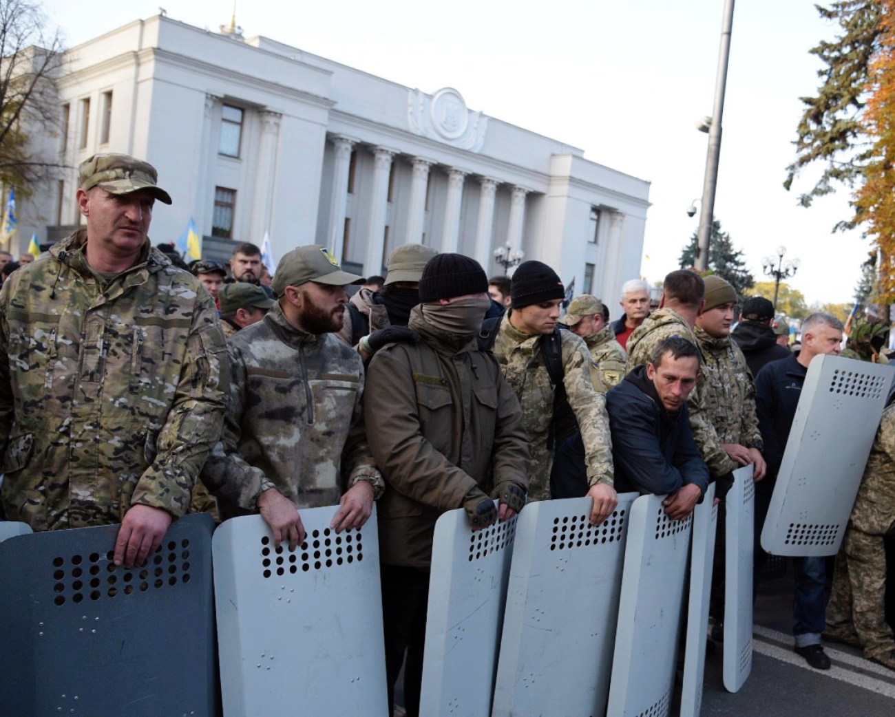 Столкновение под ВР: пострадали трое митингующих и один полицейский